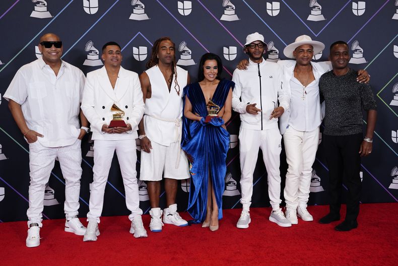 ARCHIVO - Alexander Delgado, de izquierda a derecha, Randy Malcom, Yotuel, Beatriz Luengo, El Funky, Descemer Bueno y Maykel Osorbo posan con el premio a mejor canción urbana en la 22a entrega anual del Latin Grammy el 18 de noviembre de 2021, en la Arena MGM Grand Garden en Las Vegas. Luengo cuenta la historia detrás de la canción en el documental “Patria y vida: The Power of Music”. (Foto Eric Jamison/Invision/AP, archivo)