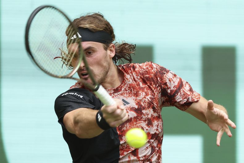 Stefanos Tsitsipas devuelve ante Gregoire Barrere en la primera ronda del Abierto de Halle, el lunes 19 de junio de 2023. (Friso Gentsch/dpa vía AP)