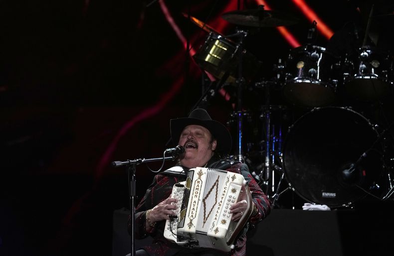 El cantante mexicano Ramón Ayala y sus Bravos del Norte se presentan durante el segundo día del festival Arre en la Ciudad de México el 10 de septiembre de 2023. (Foto AP/Fernando Llano)