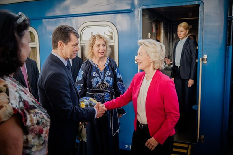 En esta imagen proporcionada por la oficina de prensa del Ministerio ucraniano de Exteriores, el viceministro ucraniano de Exteriores, Olexander Mischenko, a la izquierda, recibe a la presidenta de la Comisión Europea, Ursula von der Leyen, a su llegada a una estación de ferrocarril en Kiev, Ucrania, el miércoles 15 de julio de 2026. (Oficina de prensa del Ministerio ucraniano de Exteriores via AP)