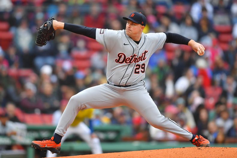 Tarik Skubal de los Tigres de Detroit lanza en la primera entrada ante los Medias Rojas de Boston el sábado 18 de abril del 2026. (AP Foto/Steven Senne)