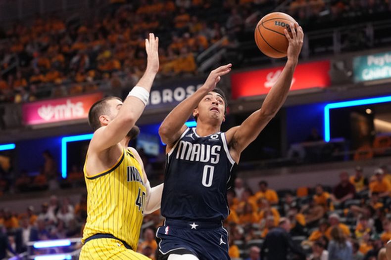 Max Christie, de los Mavericks de Dallas, busca disparar frente a Ivica Zubac, de los Pacers de Indiana, en el partido del viernes 23 de octubre de 2026 (AP Foto/AJ Mast)