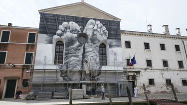 La instalación I piedi, insieme al cuore, portano la stanchezza e il peso della vita (Los pies, junto con el corazón, llevan el cansancio y el peso de la vida) del artista italiano Maurizio Cattelan en un muro de la capilla de la prisión de mujeres de la isla Giudecca durante la exposición de la 60a Bienal de Artes en Venecia, Italia, el miércoles 17 de abril de 2024. La bienal concluye el 26 de noviembre. (Foto AP/Luca Bruno)