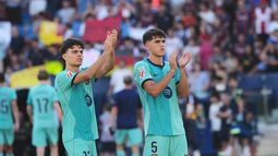 Xavi Espart y Pau Cubarsi del Barcelona saludan a la afición al final de la victoria ante el Levante en La Liga el domingo 13 de septiembre del 2026. (AP Foto/Alberto Saiz)