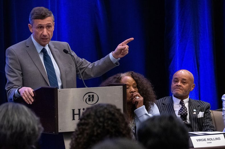 Ken Martin, presidente del Comité Nacional Demócrata, en un evento en Austin, Texas, el 13 de agosto del 2026. (AP foto/Joel Angel Juarez)