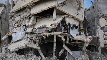 Murid Akhziq, de 43 años, enciende un fuego para cocinar dentro de su casa, que quedó destruida durante la guerra de Israel y Hamás, en Ciudad de Gaza, el martes 6 de octubre de 2026. (AP Foto/Abdel Kareem Hana)