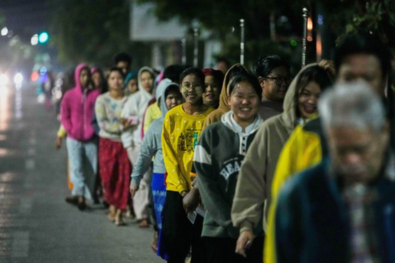 Votantes esperan a que abra un centro de votación en la segunda fase de las elecciones generales en Mandalay, en el centro de Myanmar, el domingo 11 de enero de 2026. (AP Foto/Aung Shine Oo)