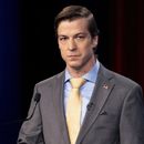 El libertario Chase Oliver, candidato por Georgia al Senado federal, escucha durante un debate, el 16 de octubre de 2022, en Atlanta. (AP Foto/Ben Gray, Archivo)