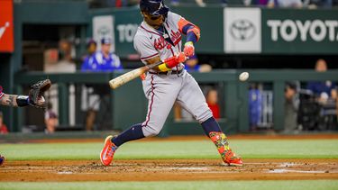 Ronald Acuña Jr de los Bravos de Atlanta conecta un jonrón en la alta de la segunda entrada en el duelo ante los Rangers de Texas el lunes 15 de mayo del 2023. (AP Foto/Gareth Patterson)