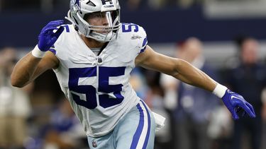 ARCHIVO - El apoyador de los Cowboys de Dallas, Leighton Vander Esch (55), durante un partido de fútbol americano de la NFL contra los Jets de Nueva York el domingo 17 de septiembre de 2023, en Arlington, Texas. Leighton Vander Esch se retiró el lunes 18 de marzo de 2024 después de seis temporadas en la NFL, después de perderse 12 juegos con los Cowboys el año pasado debido a la última de una serie de lesiones en el cuello. (AP Foto/Matt Patterson, Archivo)