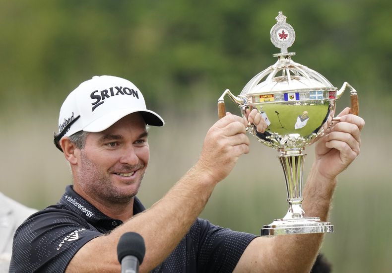 Ryan Fox levanta el trofeo de campeón tras ganar el torneo de golf RBC Canadian Open en Caledon, Ontario, el domingo 8 de junio de 2025. (Frank Gunn/The Canadian Press vía AP)