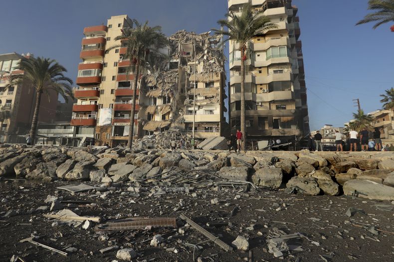 La escena después de un bombardeo israelí en Tiro, Líbano, el 28 de octubre del 2024. (AP foto/Mohammed Zaatari)