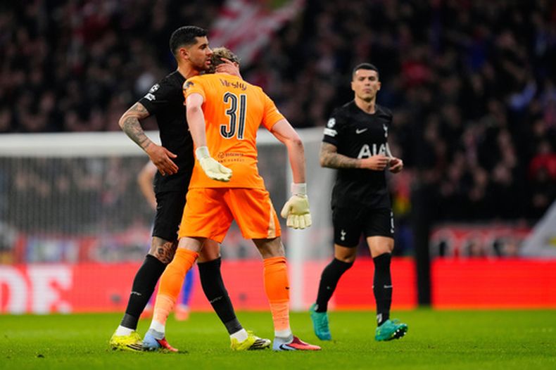 Antonin Kinsky (31), arquero de Tottenham, es consolado por defensor argentino Cristian Romero, durante el partido contra el Atlético de Madrid por los octavos de final de la Liga de Campeones, el martes 10 de marzo de 2026, en Madrid. (AP Foto/José Bretón)