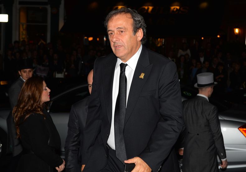 El presidente de la UEFA Michel Platini a su llegada al festejo de los 150 a&ntilde;os de vida de la Asociaci&oacute;n de F&uacute;tbol de Inglaterra el 26 de octubre del 2013 en Londres. Platini propuso que en la Copa Mundial sean admitidos 40 equipos en