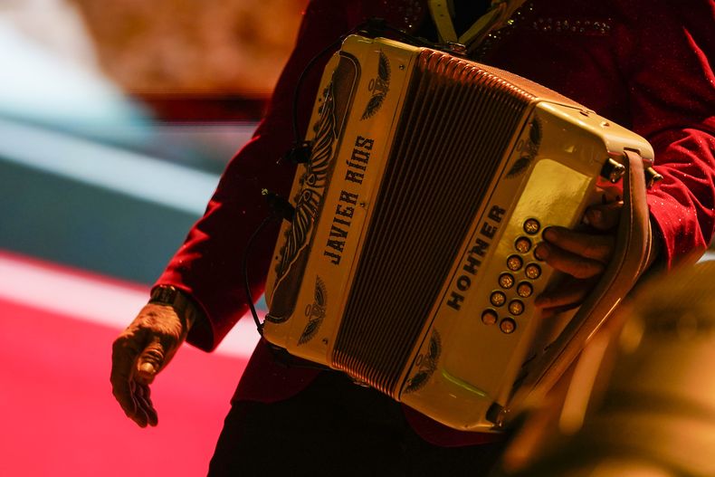 Javier Ríos, acordeonista de la banda mexicana Los Invasores de Nuevo León, durante su concierto en el festival Arre en la Ciudad de México el domingo 8 de septiembre de 2024. (Foto AP/Felix Marquez)