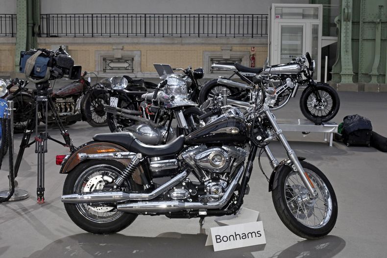 La motocleta Harley Davidson Super Glide Custom A de 1.585 cc modelo 2013 que fue donada al papa Francisco el a&ntilde;o pasado y que tiene en el tanque de combustible la firma del pont&iacute;fice, es exhibida en Paris, el mi&eacute;rcoles 5 de febrero d