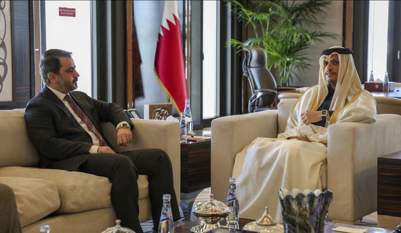 Foto suministrada por la agencia oficial de noticias siria SANA que muestra al ministro sirio de relaciones exteriores Asaad al-Shibani (izq) con el primer ministro qatarí Mohammed bin Abdulrahman Al Thani, en Doha, Qatar, el 5 de enero del 2025. (SANA via AP)