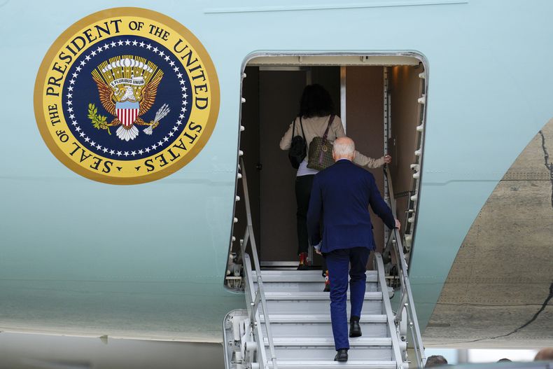 El presidente estadounidense Joe Biden se sube al Air Force One en la Base Aérea Andrews en Maryland, el 14 de noviembre del 2024, para viajar a una cumbre en Lima. (AP Foto/Jessica Rapfogel)