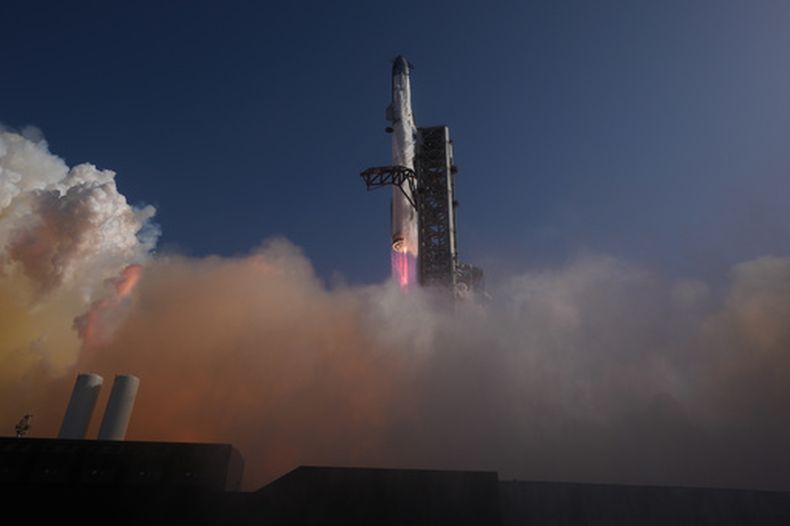 ARCHIVO – El megacohete Starship de SpaceX despega para realizar un vuelo de prueba desde Starbase, Texas, el 24 de julio de 2026. (AP Foto/Eric Gay, Archivo)