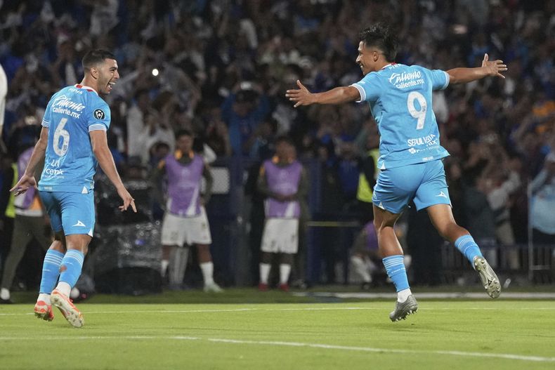 Ángel Sepulveda (derecha), de Cruz Azul, festeja con su compañero Erik Lira tras convertir un penal ante Tigres en la vuelta de las semifinales de la Copa de Campoenes de la CONCACAF, el jueves 1 de mayo de 2025 (AP Foto/Eduardo Verdugo)