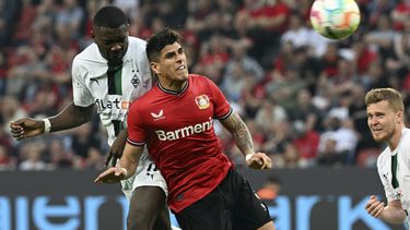 Piero Hincapié (izquierda), zaguero ecuatoriano del Bayer Leverkusen y Marcus Thuram del Borussia Monchengladbach durante el partido de la Bundesliga, el domingo 21 de mayo de 2023, en Leverkusen. (Federico Gambarini/dpa vía AP)
