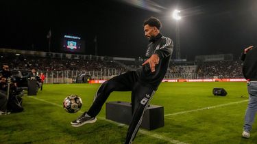 Vozinha, arquero caboverdiano de Colo Colo, patea un balón durante su presentación en Santiago, el miércoles 5 de agosto de 2024 (AP Foto/Esteban Félix)