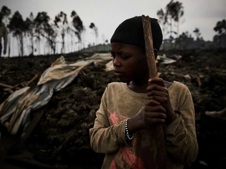 FOTO DE ARCHIVO. Una niña congoleña, Jolie, de 11 años, se prepara para evacuar ante los recurrentes sismos réplicas, después de que las casas quedaran cubiertas por la lava depositada por la erupción del monte Nyiragongo, cerca de Goma, en la Repúblic