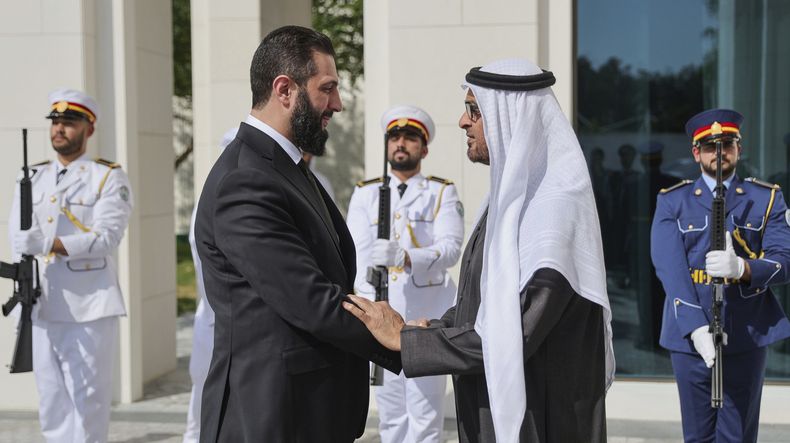 Esta foto publicada por la agencia oficial de noticias siria SANA, muestra al presidente de los Emiratos Árabes Unidos, el jeque Mohammed bin Zayed Al Nahyan, a la derecha, recibiendo al presidente sirio Ahmad al-Sharaa en Abu Dhabi, Emiratos Árabes Unidos, el domingo 13 de abril de 2025. (SANA vía AP)