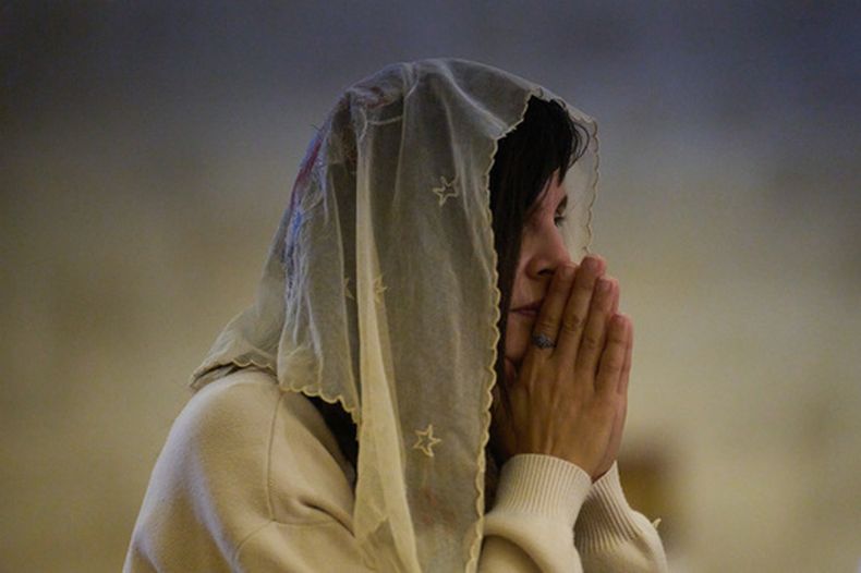 Una peregrina cristiana asiste a misa en la basílica de la Transfiguración, en el monte Tabor, en el norte de Israel, el 6 de agosto de 2026. (AP Foto/Ariel Schalit)
