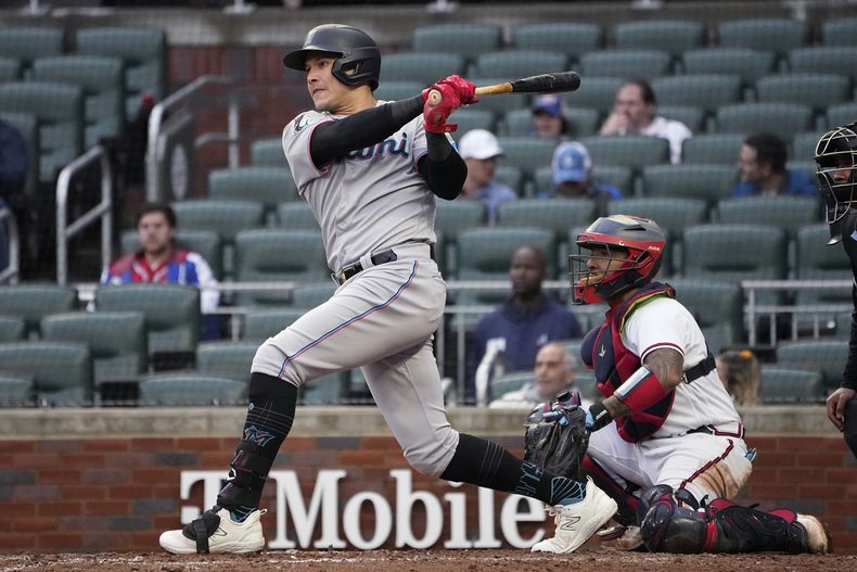Avisail García de los Marlins de Miami tras conectar un sencillo en el noveno inning ante los Bravos de Atlanta, el jueves 27 de abril de 2023. (AP Foto/John Bazemore)