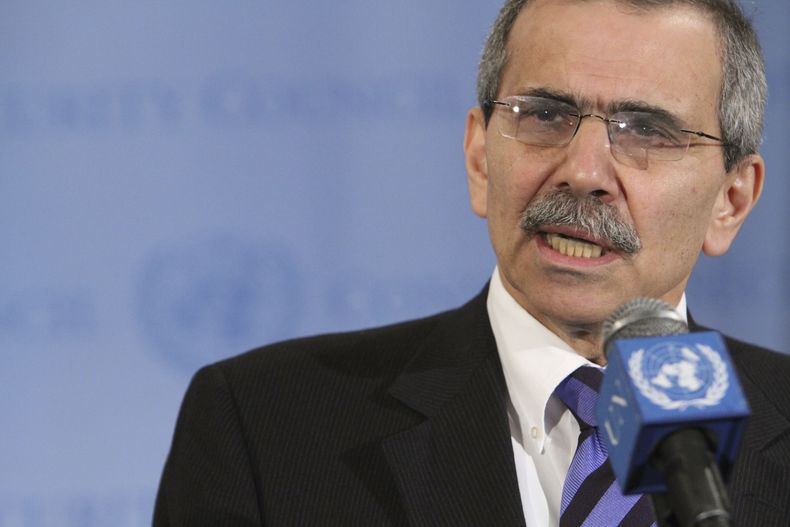 ARCHIVO - Nawaf Salam, embajador libanés ante Naciones Unidas, habla con la prensa tras consultas del Consejo de Seguridad sobre la situación en Libia, el 14 de marzo de 2011, en la sede de la ONU. (AP Foto, archivo)