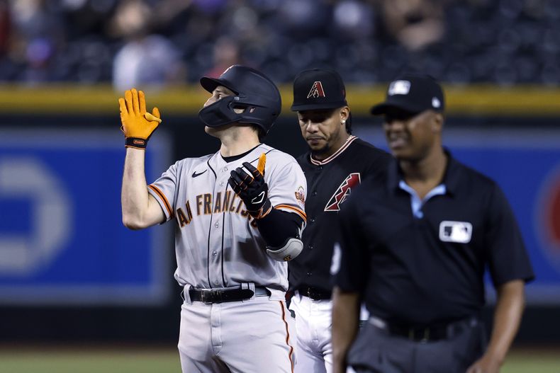 Casey Schmitt, de los Gigantes de San Francisco, aplaude tras batear un doble productor ante los Diamondbacks de ARizona, el jueves 11 de mayo de 2023 (AP Foto/Chris Coduto)