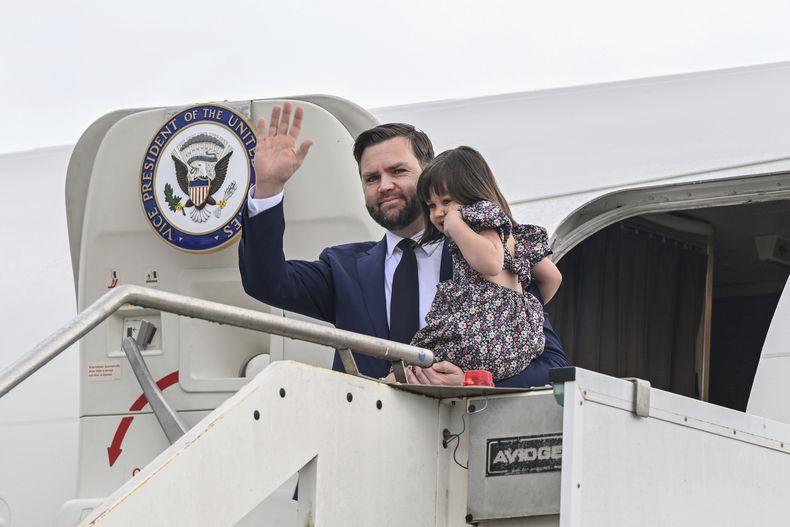 El vicepresidente de Estados Unidos, JD Vance, desembarca del Air Force Two con su hija Mirabel en brazos, en el aeropuerto G.B. Pastine–Roma Ciampino, el 18 de abril de 2025. (Kenny Holston/The New York Times vía AP, Pool)