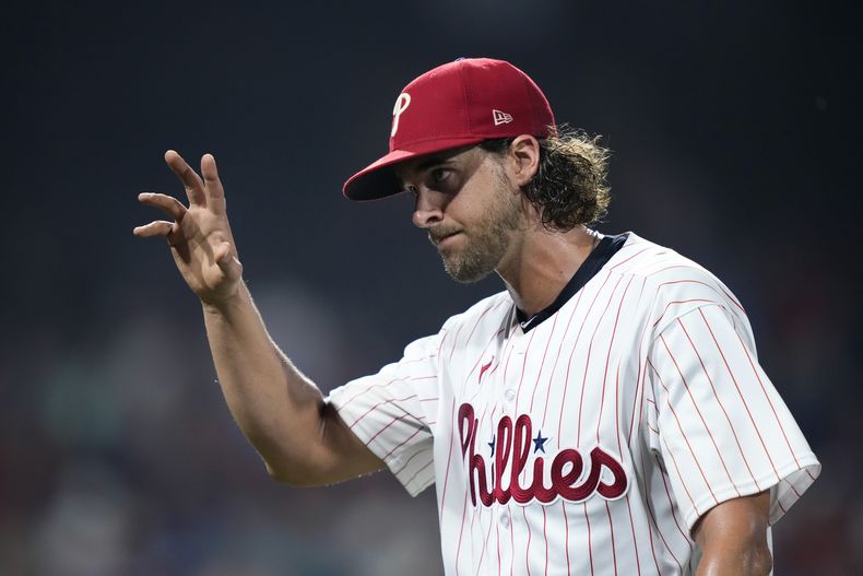 Aaron Nola, lanzador de los Filis de Filadelfia, agradece al público en la octava entrada del juego ante los Cerveceros de Milwaukee, el martes 18 de julio de 2023 (AP Foto/Matt Slocum)
