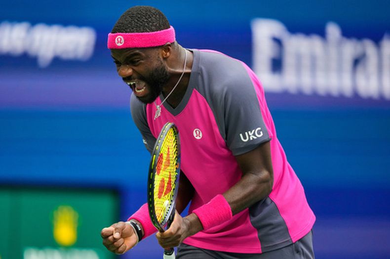 Frances Tiafoe reacciona durante el partido contra Alex Michelsen en los cuartos de final del US Open, el martes 8 de septiembre de 2026, en Nueva York. (AP Foto/Yuki Iwamura)