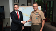 imagen que sacude: marco rubio aparece con mapa de cuba en reunion clave del comando sur