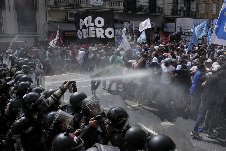 La policía bloquea una manifestación antigubernamental contra la escasez de alimentos en los comedores populares y las reformas económicas propuestas por el presidente Javier Milei en Buenos Aires, Argentina, el lunes 18 de marzo de 2024. (AP Foto/Natacha Pisarenko)
