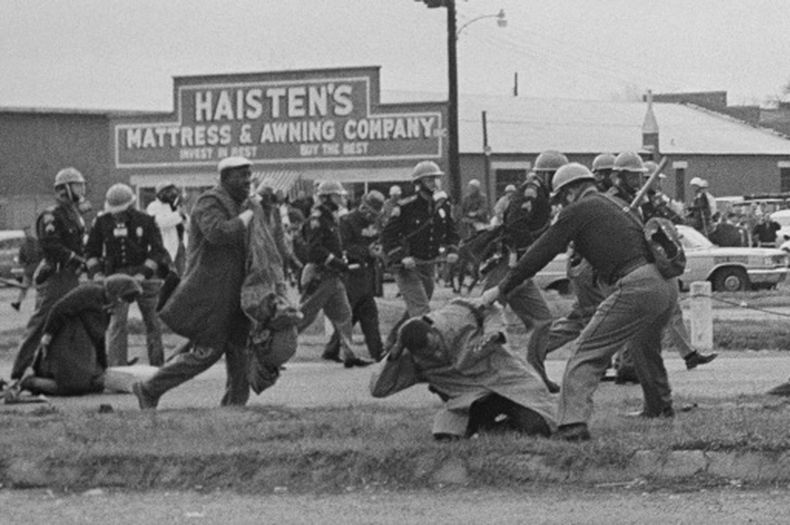 La policía reprime la marcha a favor de derechos civiles en Selma, Alabama, el 7 de marzo de 1965. (AP foto/Archivo)