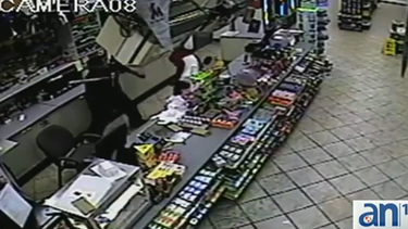 americateve | Un ladrón escogió mal el lugar donde robar. Quizás no imaginó que sería recibido a batazos.