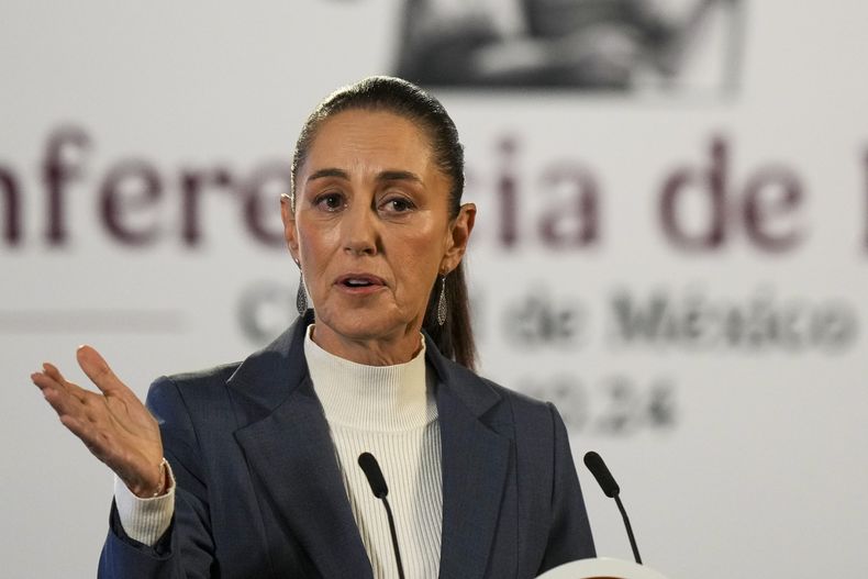 ARCHIVO - La presidenta de México, Claudia Sheinbaum, da su conferencia de prensa matutina en el Palacio Nacional, en Ciudad de México, el 2 de octubre de 2024. Los intercambios de amenazas entre Estados Unidos y México sobre una posible imposición de aranceles generaron preocupación el miércoles 27 de noviembre de 2023 en el sector empresarial mexicano que afirmó que una guerra comercial en la región podría tener efectos “devastadores” para ambas economías. (AP Foto/Fernando Llano, Archivo)