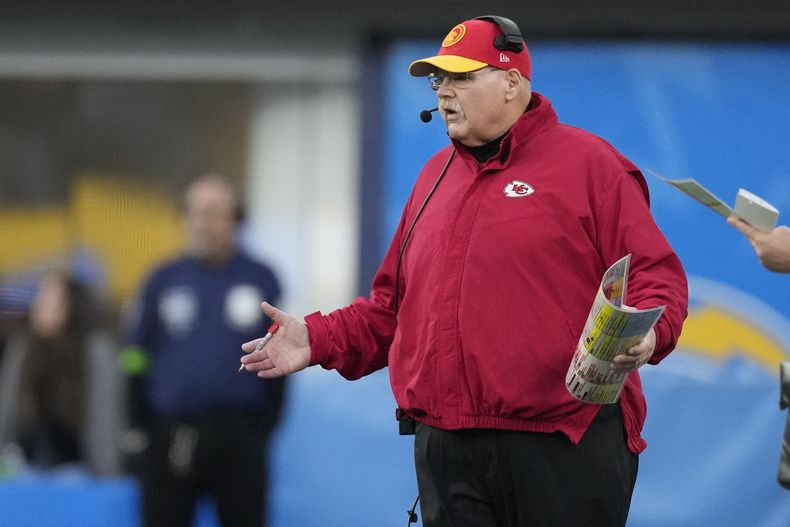 El entrenador en jefe de los Kansas City Chiefs, Andy Reid, observa durante la segunda mitad del partido de fútbol americano de la NFL contra los Chargers de Los Ángeles, el domingo 7 de enero de 2024, en Inglewood, California (AP Foto/Ashley Landis)