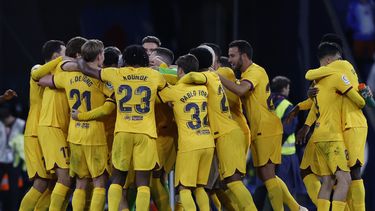 Jugadores del Barcelona celebran después de derrotar al Espanyol y asegurar su primer título de la Liga de España en cuatro años, en el estadio RCDE, en Barcelona, el domingo 14 de mayo de 2023. (AP Foto/Joan Monfort)