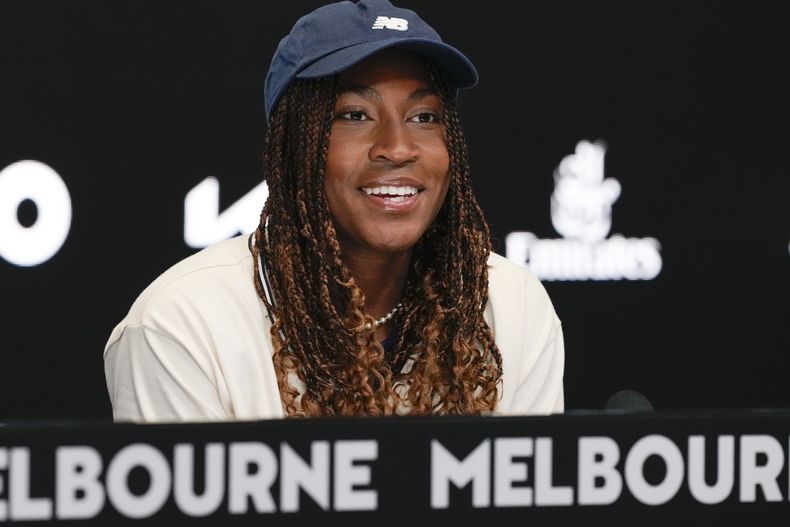 La estadounidense Coco Gauff reacciona durante la conferencia de prensa antes de iniciar el Abierto de Australia el viernes 12 de enero del 2024. (AP Foto/Mark Baker)