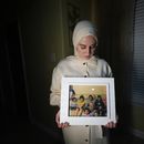 Maryam Kamalmaz muestra una fotografía de su padre con algunos de sus 14 nietos, en Grand Prairie, Texas, el 17 de enero de 2024. (AP Foto/Julio Cortez)