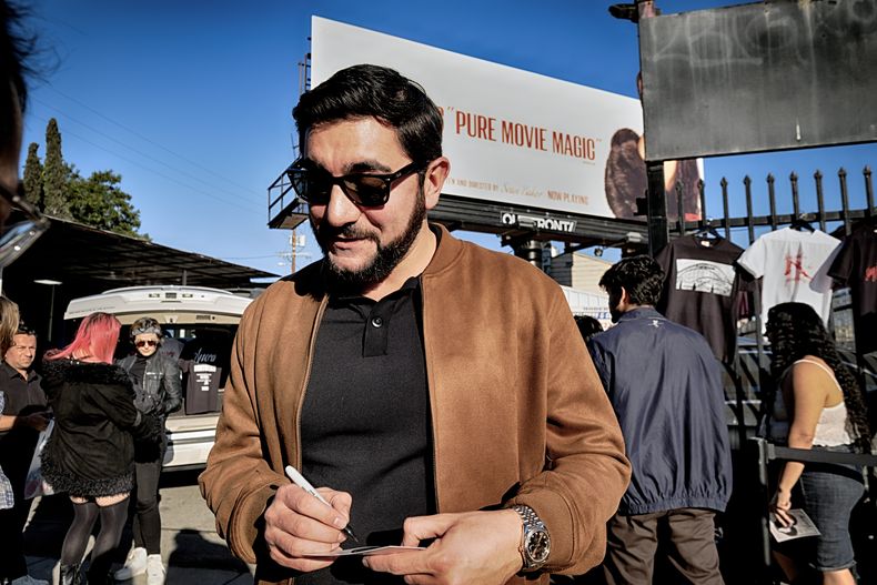 El actor Vache Tovmasyan firma un autógrafo durante un evento emergente de mercadería para la película recién estrenada, Anora, el sábado 9 de noviembre de 2024 en Los Ángeles. (Foto AP /Richard Vogel)