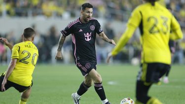 El argentino Lionel Messi, del Inter Miami, trata de avanzar entre dos jugadores del Crew de Columbus, el miércoles 2 de octubre de 2024, en un partido de la MLS (AP Foto/Jay LaPrete)