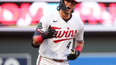 Tristan Gray, de los Mellizos de Minnesota, celebra después de batear un grand slam contra los Medias Blancas de Chicago durante la cuarta entrada del juego de béisbol de Grandes Ligas, el lunes 1 de junio de 2026, en Minneapolis. (AP Foto/Matt Krohn)