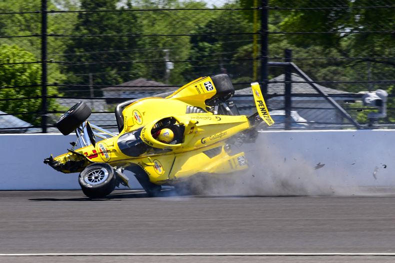 El auto del neozelandés Scott McLaughlin se estrella contra el muro en la segunda vuelta de la práctica de las 500 Millas de Indianápolis el domingo 18 de mayo del 2025. (AP Foto/John Maxwell)
