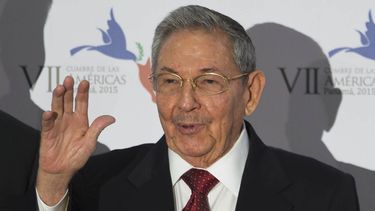 apreton de manos prepara escenario a encuentro obama-castro