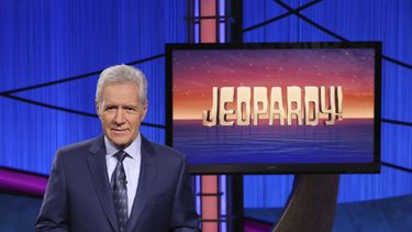 Trebek pide apoyo a víctimas de COVID-19